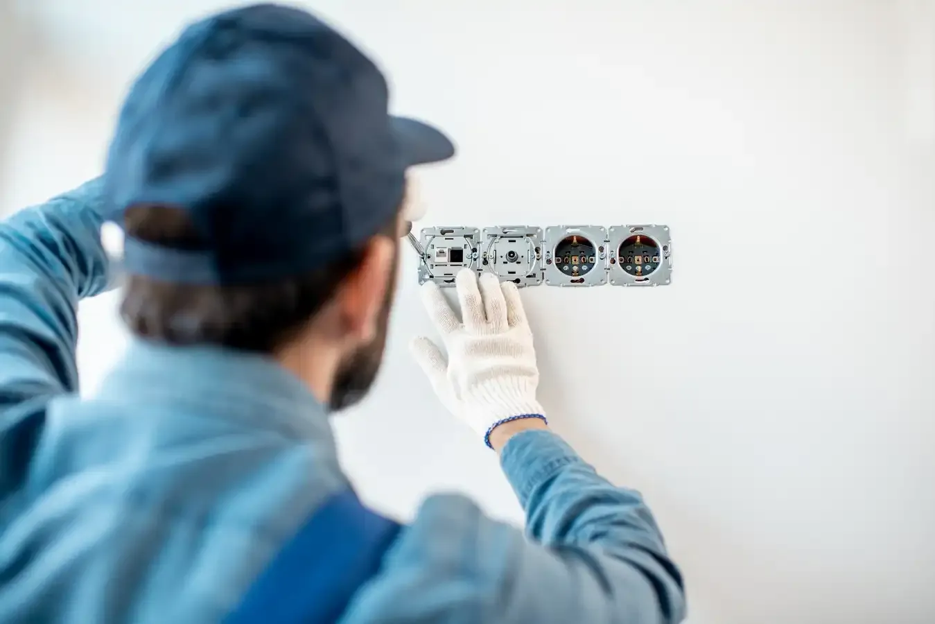 electricien qui répare des prises